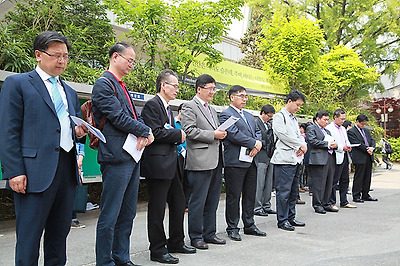 기도문으로 보이는 종이를 손에 들고 나란히 선 동문들