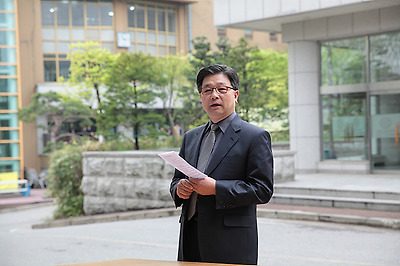 교정에서 기도문을 낭독하는 이광섭 목사