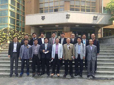 본관 건물 앞 계단에 줄지어 선 동문들의 단체사진