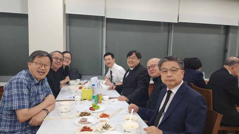 장례식장에서 동문들과 자리를 함께한 모습