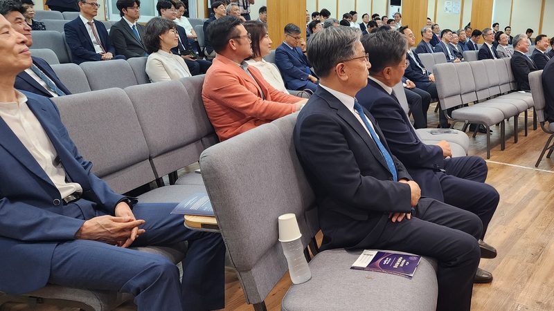 포럼 객석 앞줄에 앉아 강단을 바라보는 이광섭 목사